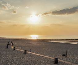 Strand bei Sonnenuntergan in Holland